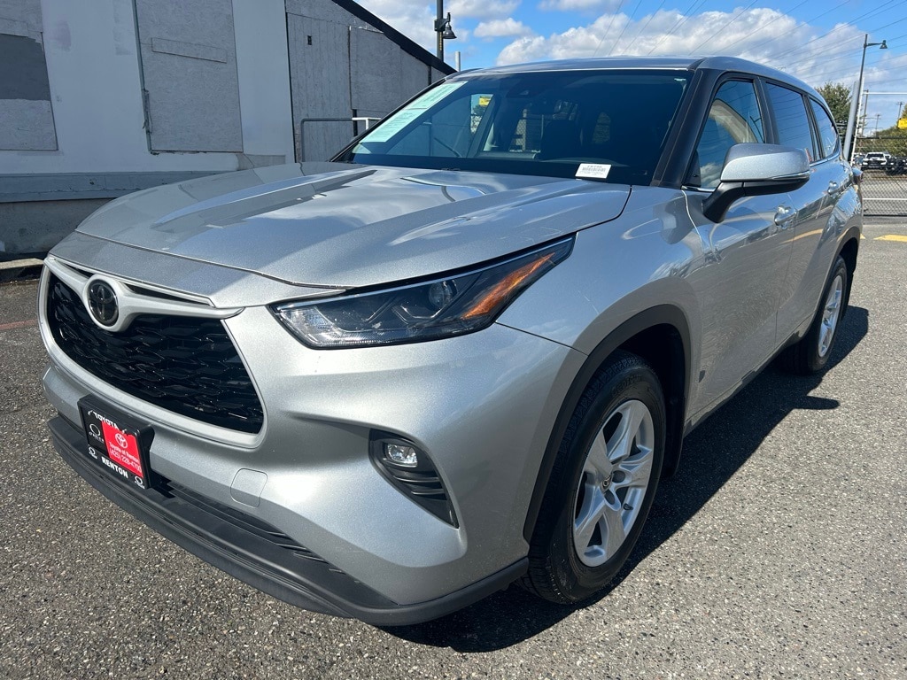 2024 Toyota Highlander LE's photo