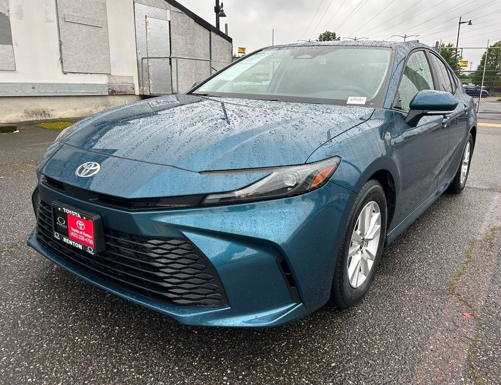 2025 Toyota Camry LE Hybrid's photo