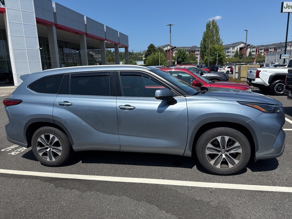 2022 Toyota Highlander XLE photo 2
