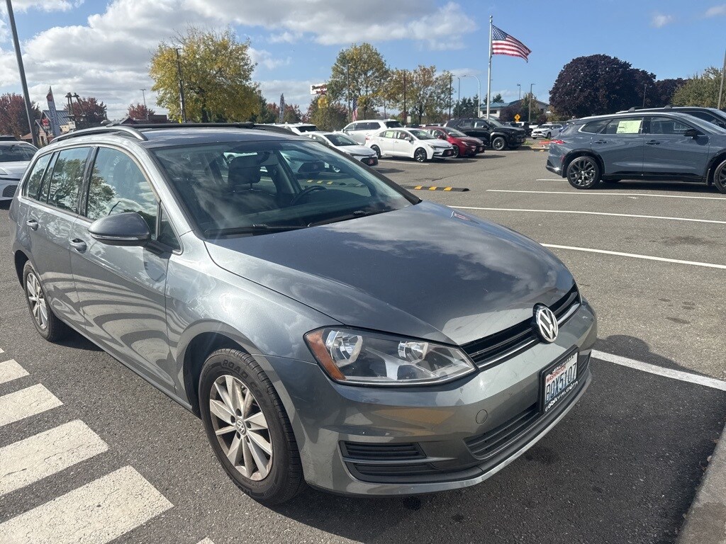 2015 Volkswagen Golf SportWagen S photo 2