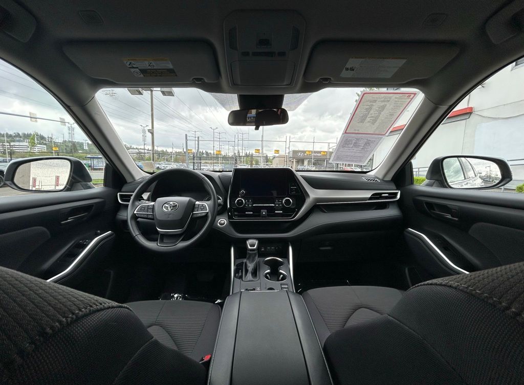 2025 Toyota Highlander LE - Photo 20