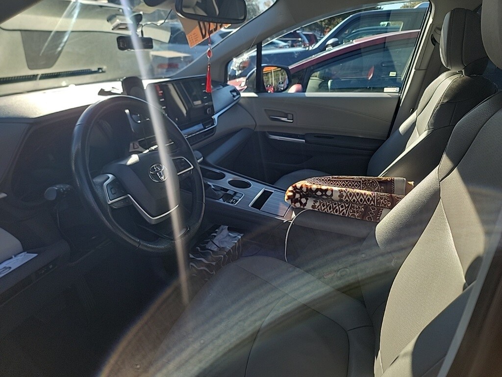 2023 Toyota Sienna XLE photo 3