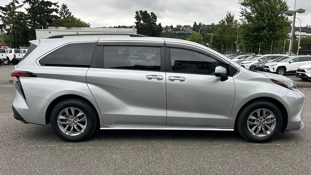 Certified 2022 Toyota Sienna XLE Minivan/Van