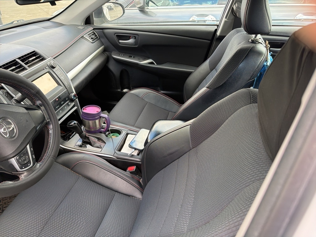 Used 2017 Toyota Camry SE Sedan