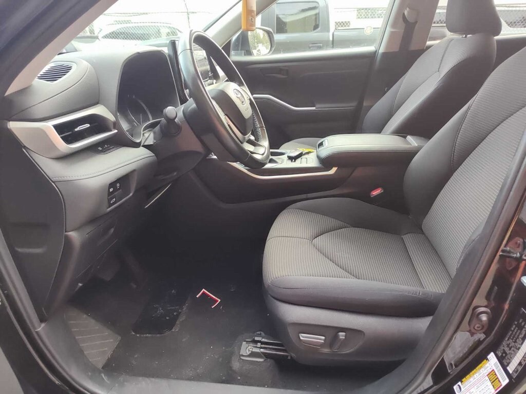 2024 Toyota Highlander LE photo 3