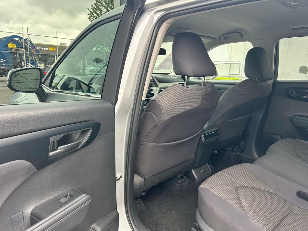 2025 Toyota Highlander LE - Photo 11