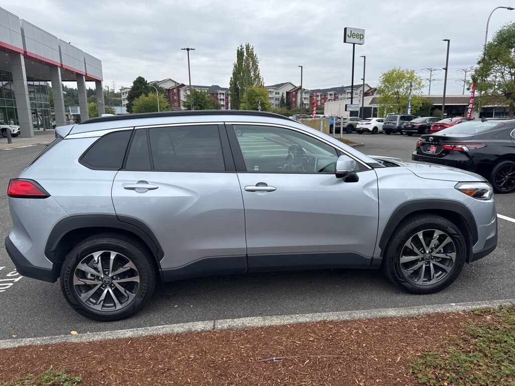 2023 Toyota Corolla Cross XLE photo 3
