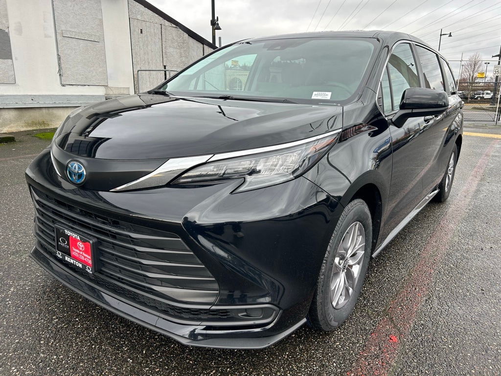 2024 Toyota Sienna LE's photo