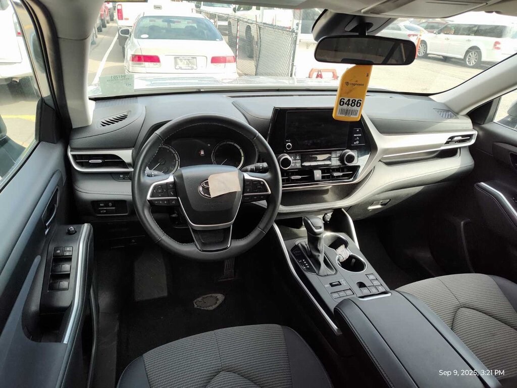 2024 Toyota Highlander LE photo 2