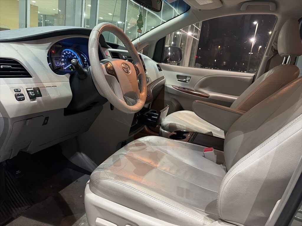 2013 Toyota Sienna XLE photo 3