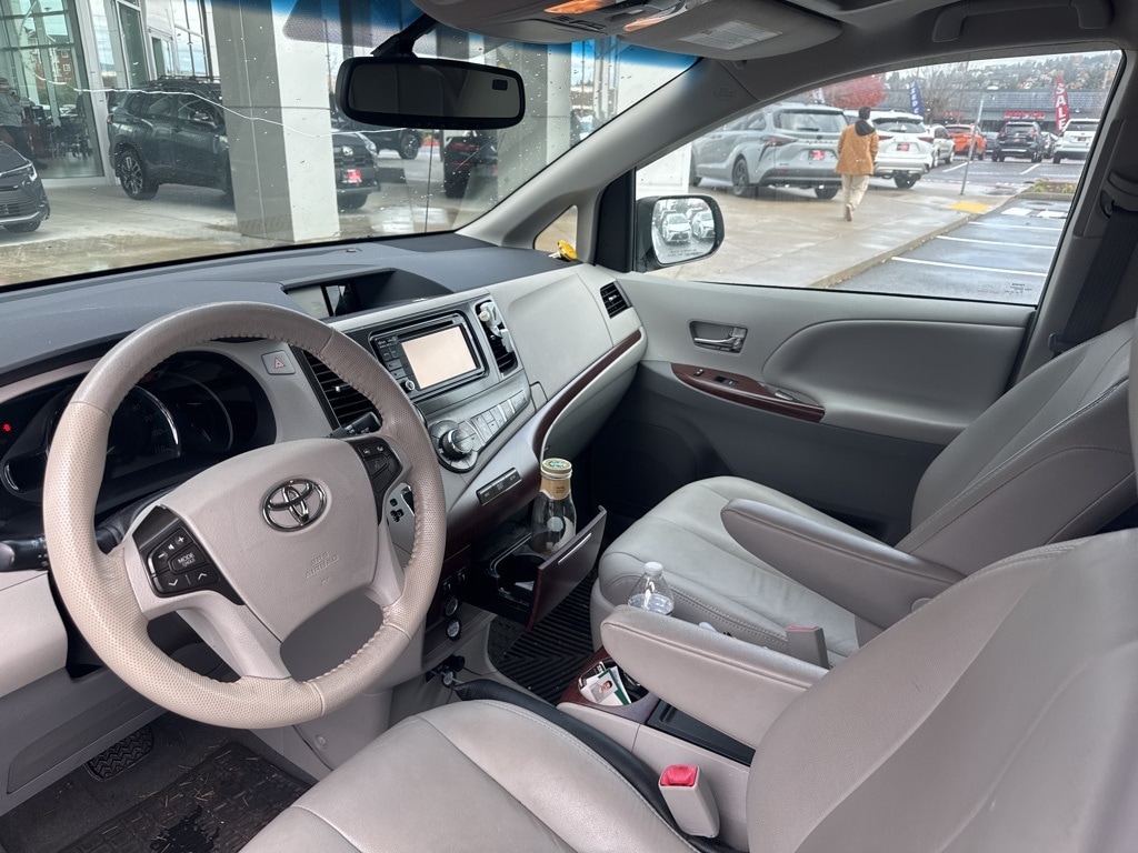 Used 2014 Toyota Sienna XLE Minivan/Van