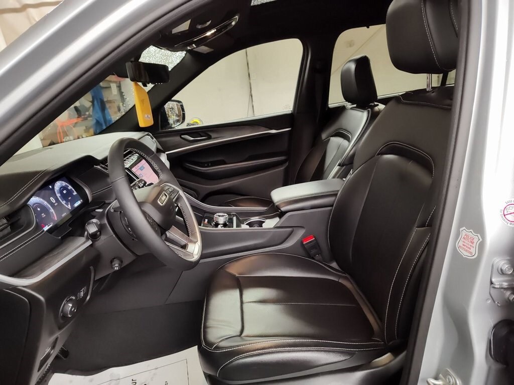 2024 Jeep Grand Cherokee Limited photo 2