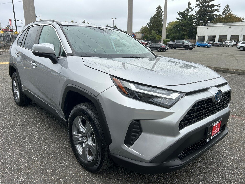 2022 Toyota RAV4 Hybrid XLE photo 3
