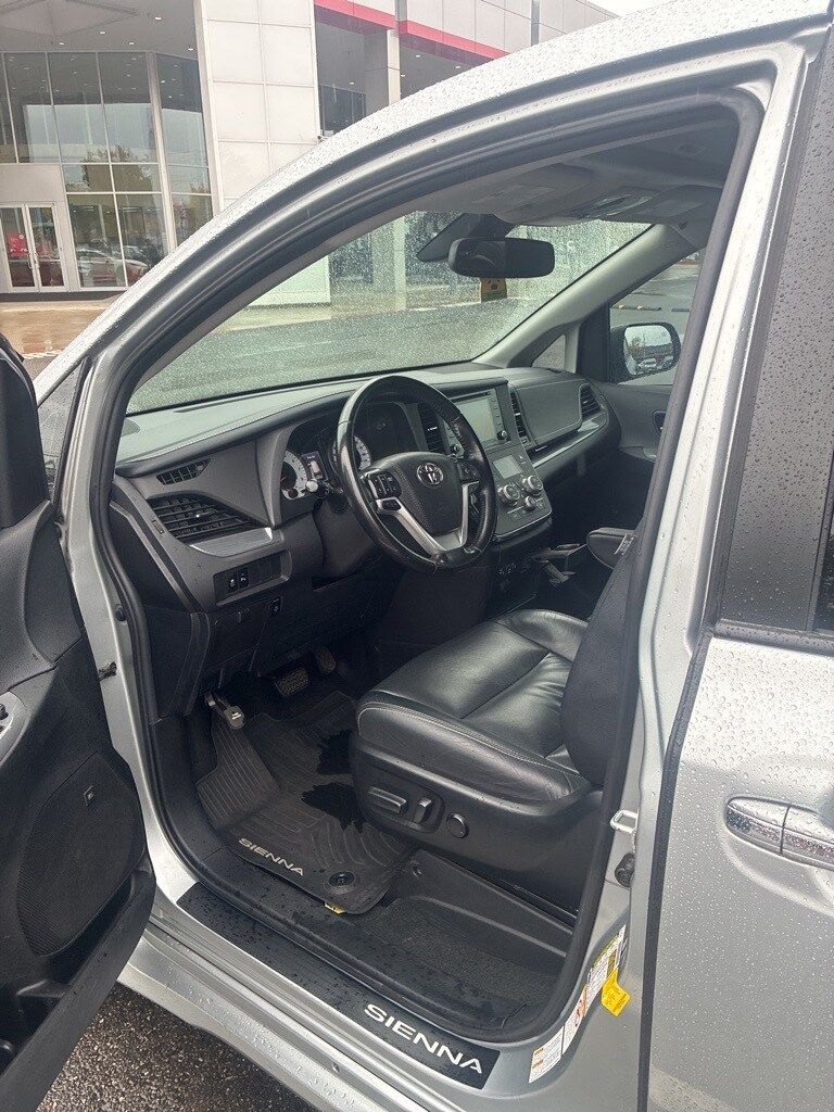 2019 Toyota Sienna SE photo 4