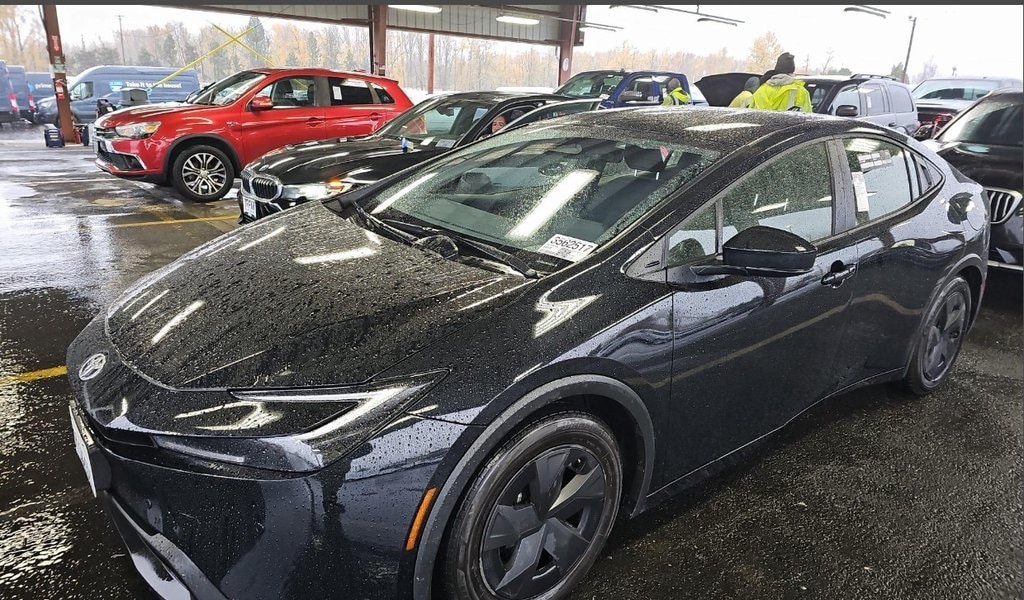 2025 Toyota Prius LE's photo