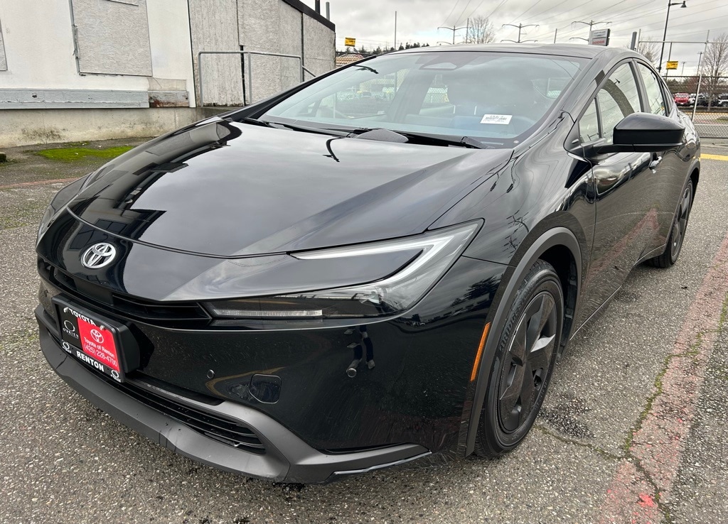 2025 Toyota Prius LE's photo