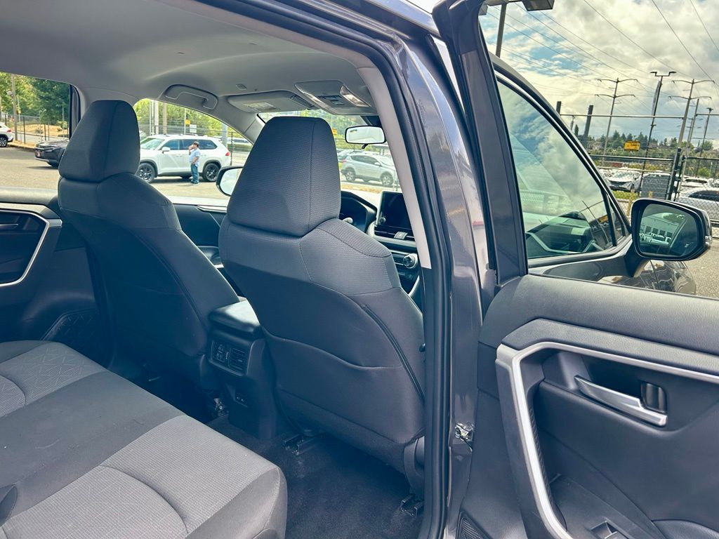 2024 Toyota RAV4 XLE - Photo 13