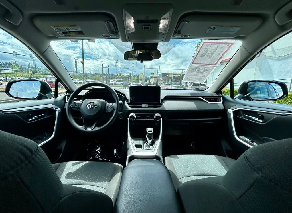 2024 Toyota RAV4 XLE - Photo 18