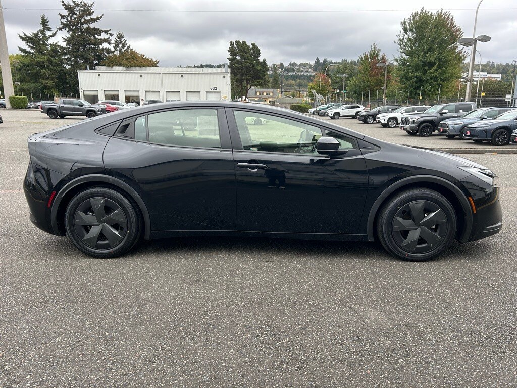 2024 Toyota Prius LE photo 4