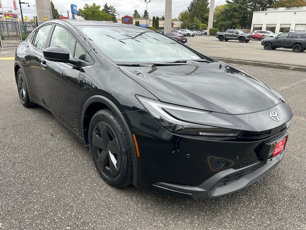 2024 Toyota Prius LE photo 3