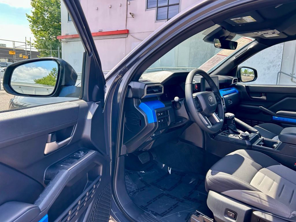 2025 Toyota Tacoma SR5 - Photo 9