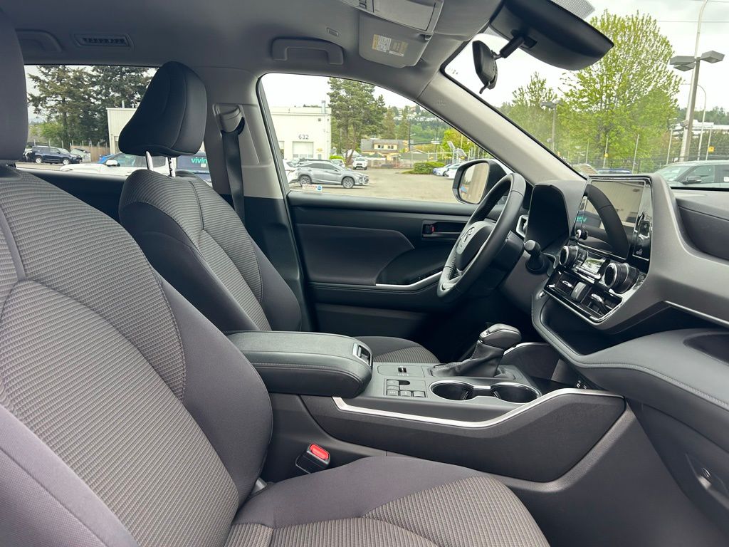 2025 Toyota Highlander LE - Photo 18
