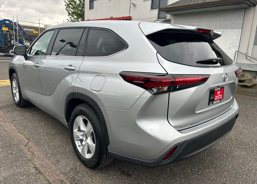 2025 Toyota Highlander LE - Photo 7