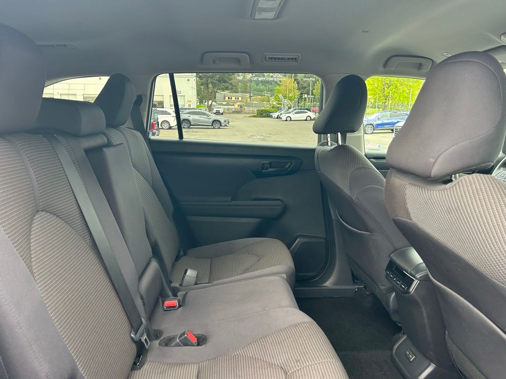 2025 Toyota Highlander LE - Photo 15