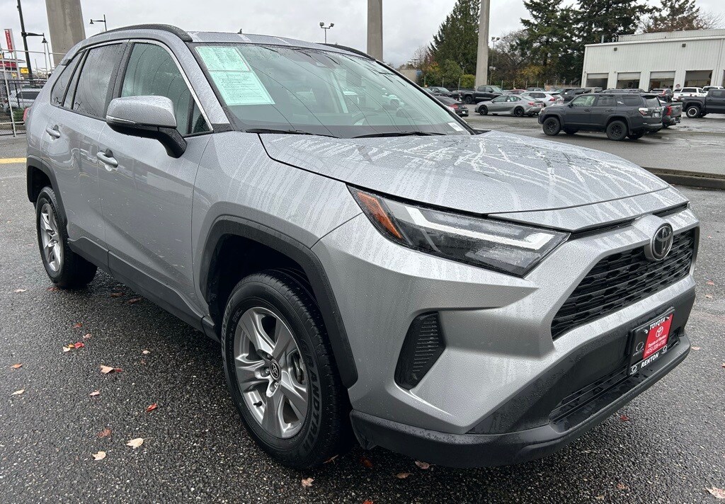 2025 Toyota RAV4 XLE photo 3