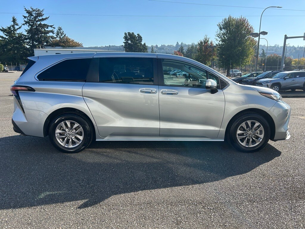 2023 Toyota Sienna LE photo 3