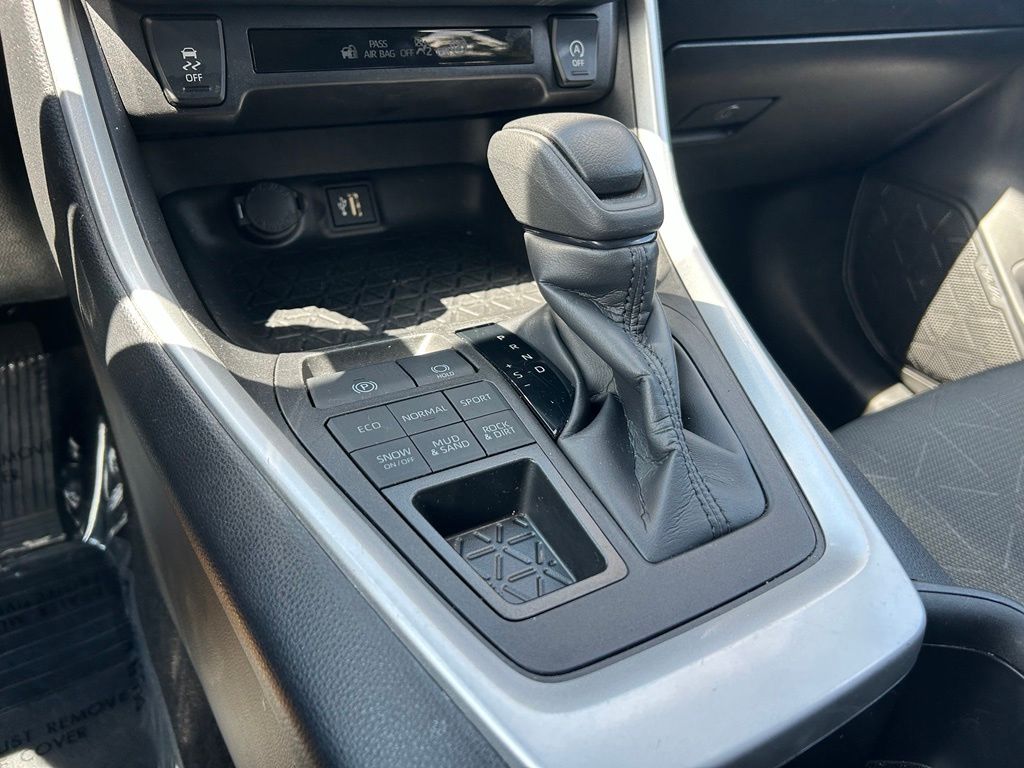 2024 Toyota RAV4 XLE - Photo 20