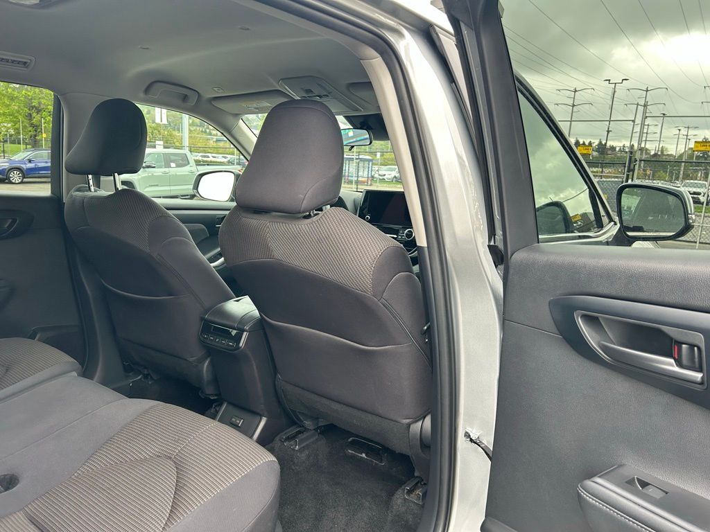 2025 Toyota Highlander LE - Photo 14