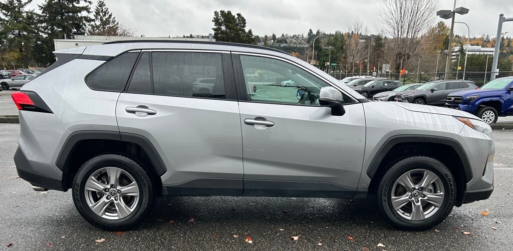 2025 Toyota RAV4 XLE photo 4