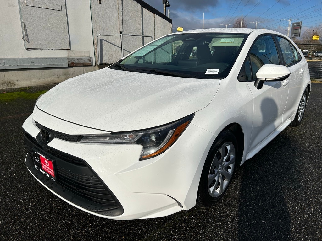 2024 Toyota Corolla LE's photo