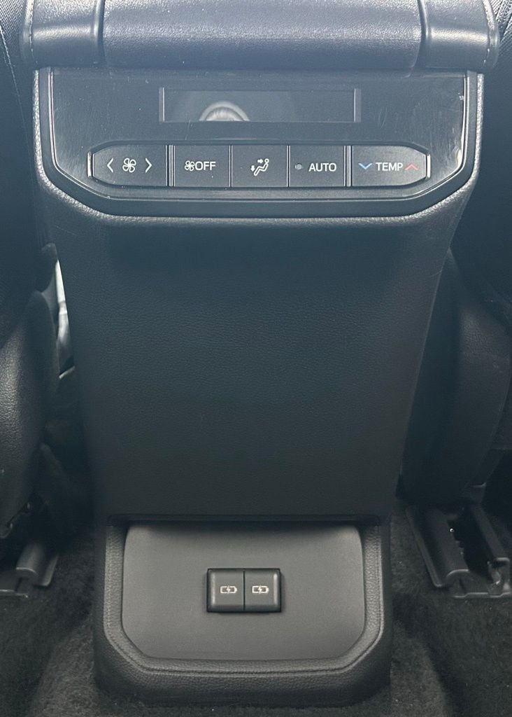 2025 Toyota Highlander LE - Photo 19
