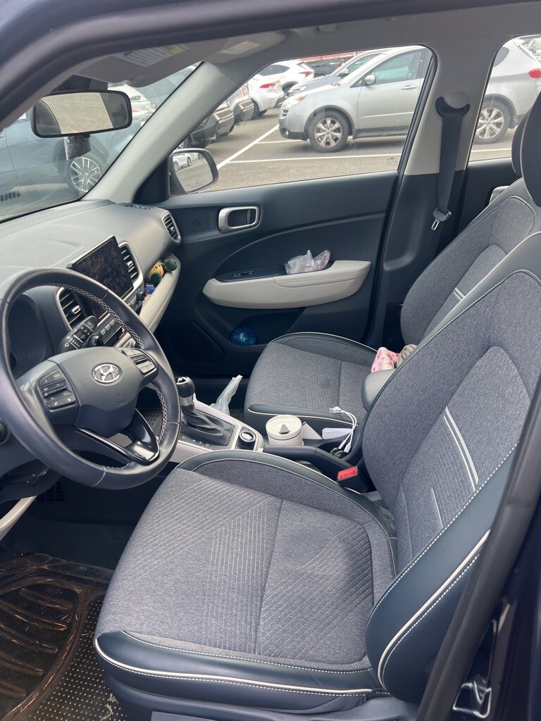 2023 Hyundai Venue Limited photo 4