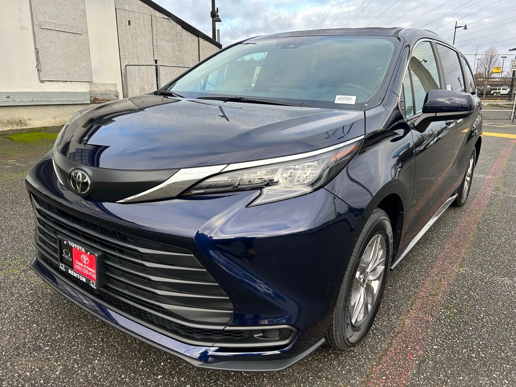 2026 Toyota Sienna LE's photo