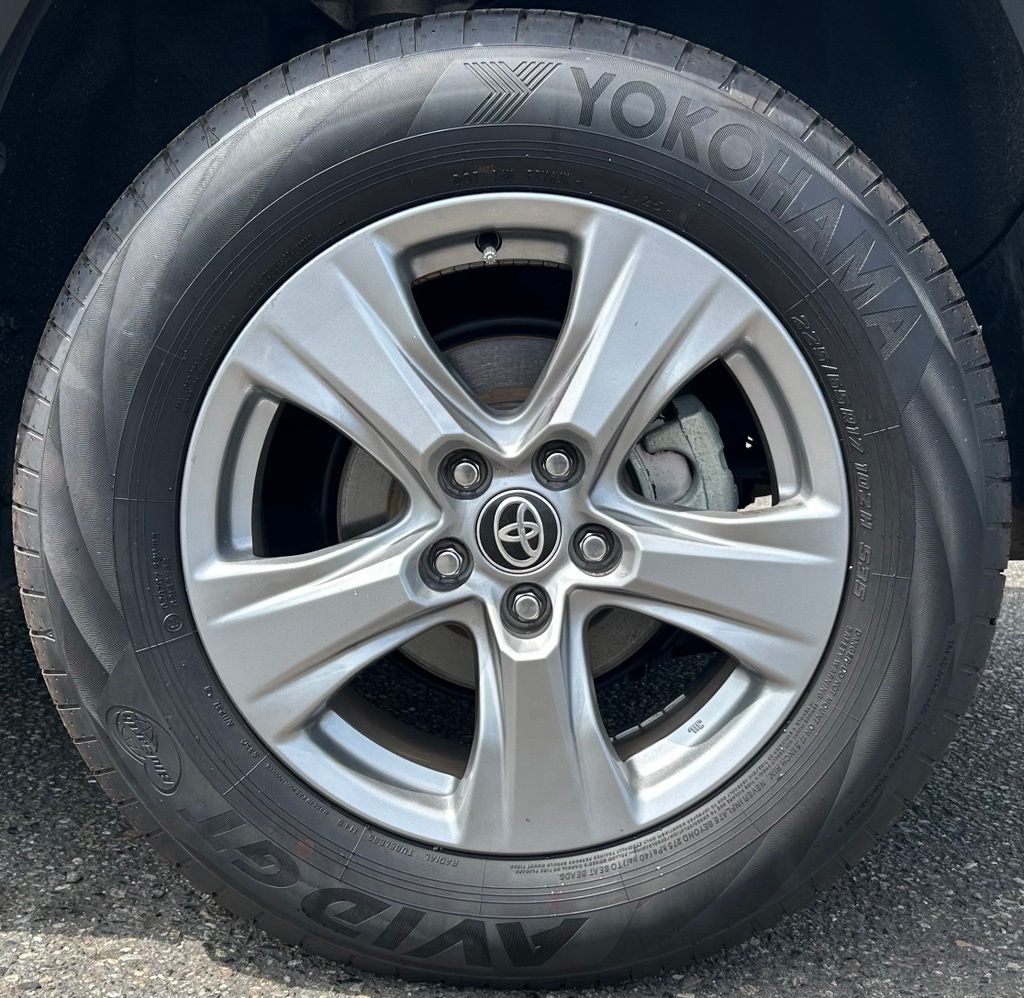 2024 Toyota RAV4 XLE - Photo 26