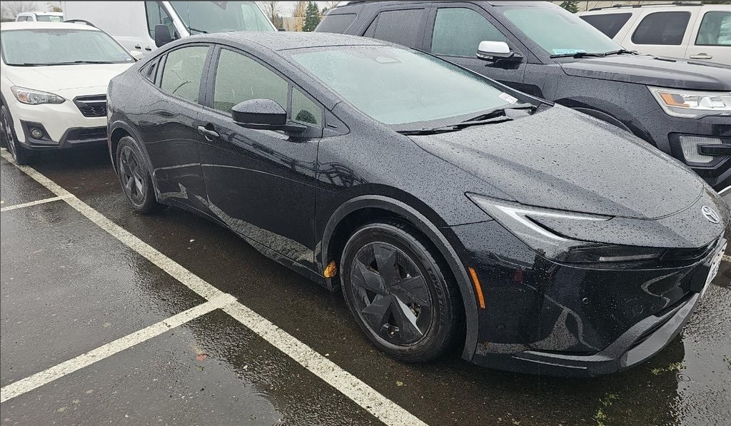 2025 Toyota Prius LE's photo