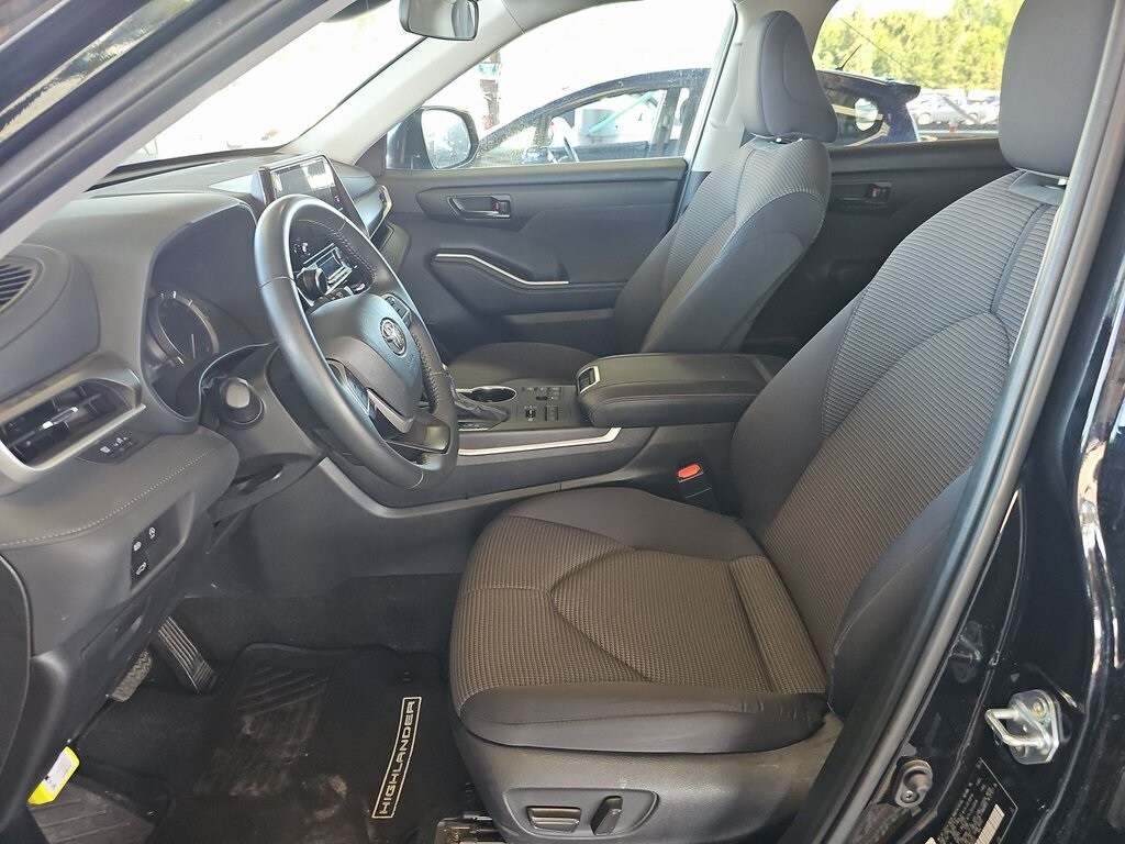 2024 Toyota Highlander LE photo 4