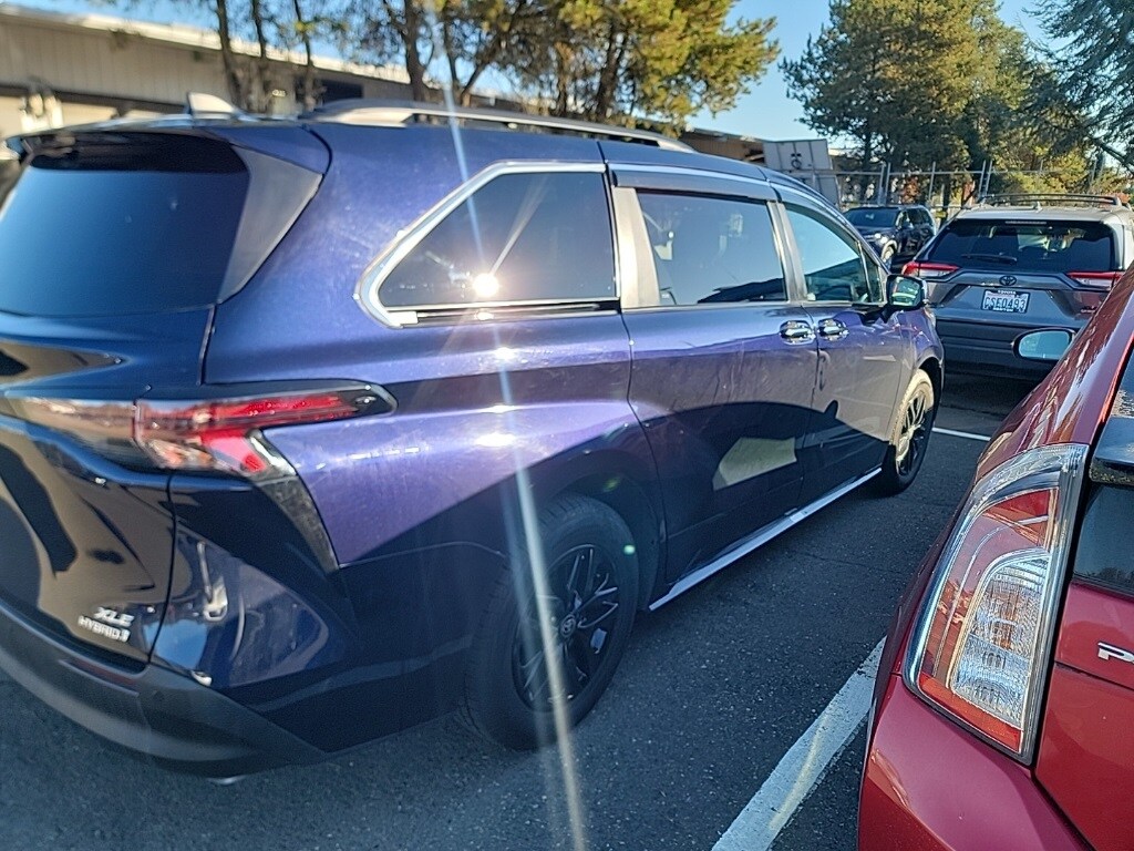 2023 Toyota Sienna XLE photo 2