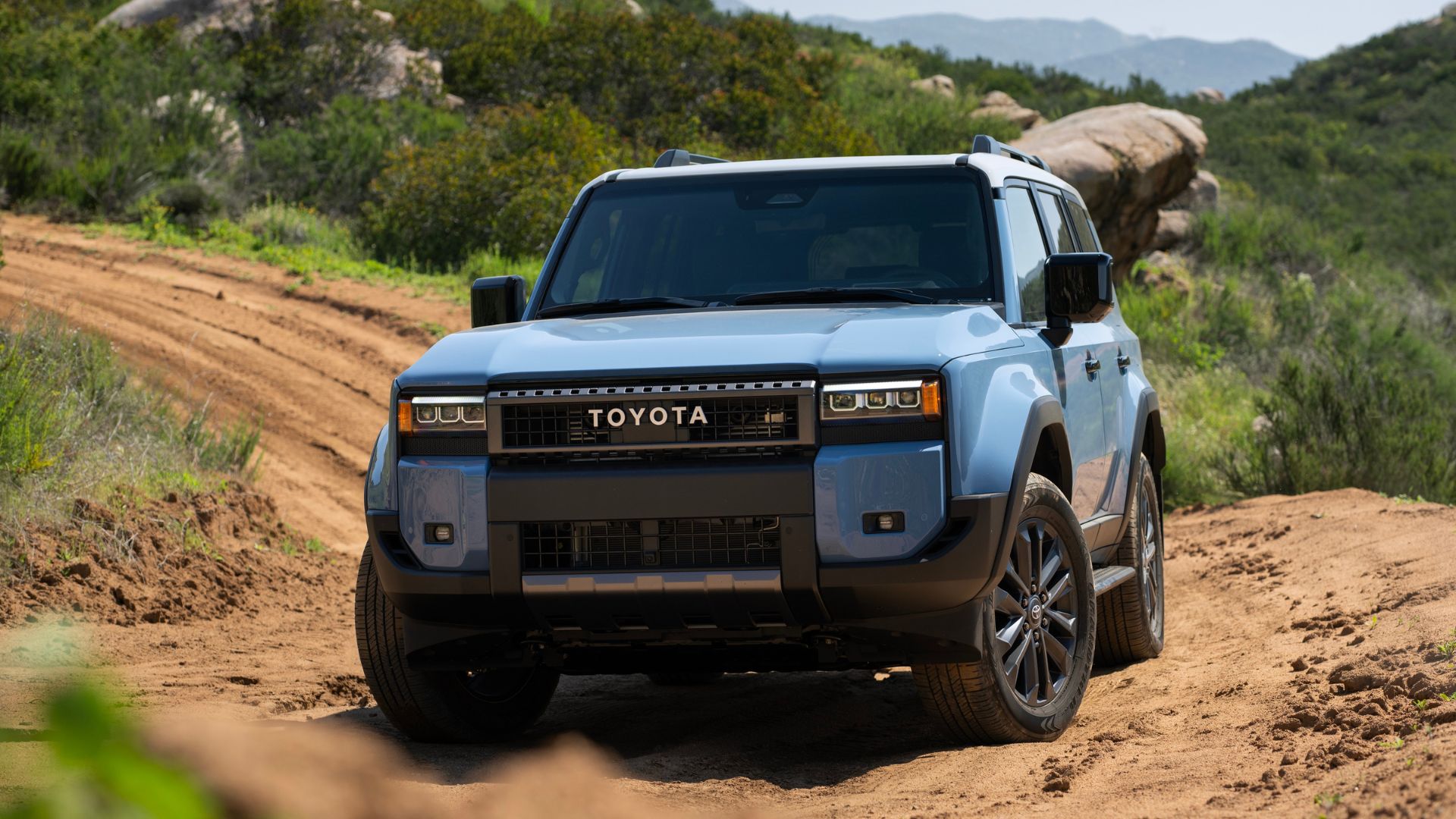 2027_LandCruiser_HeritageBlue_004.jpg