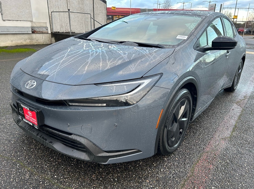 2025 Toyota Prius LE's photo