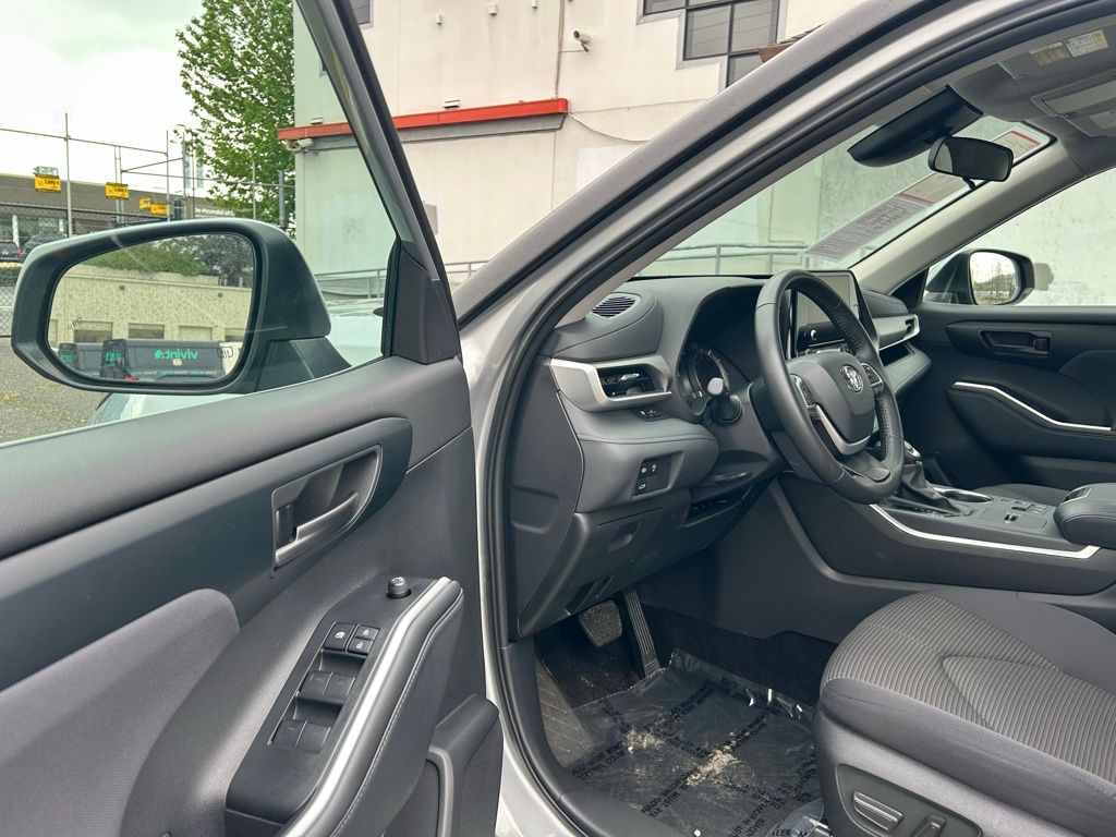 2025 Toyota Highlander LE - Photo 9