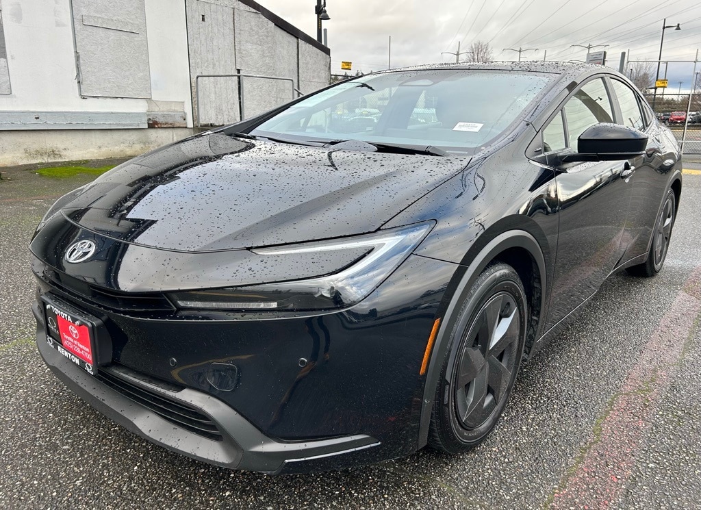 2025 Toyota Prius LE's photo