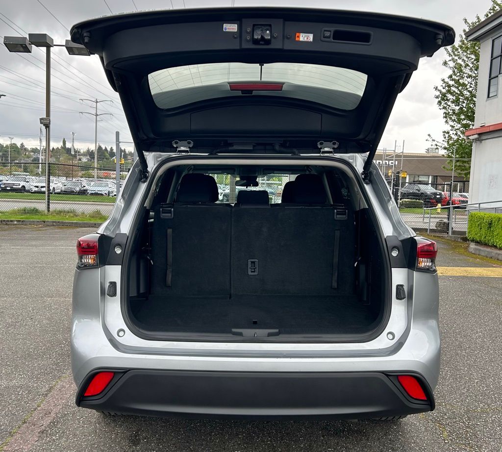 2025 Toyota Highlander LE - Photo 28
