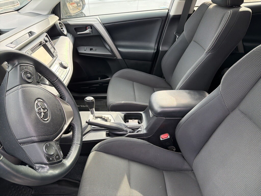 2017 Toyota RAV4 XLE photo 3