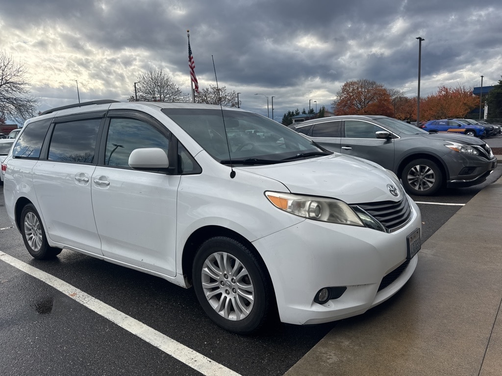 Used 2014 Toyota Sienna XLE Minivan/Van