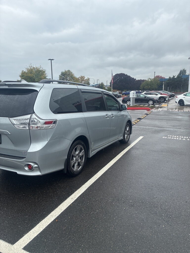 2019 Toyota Sienna SE photo 2