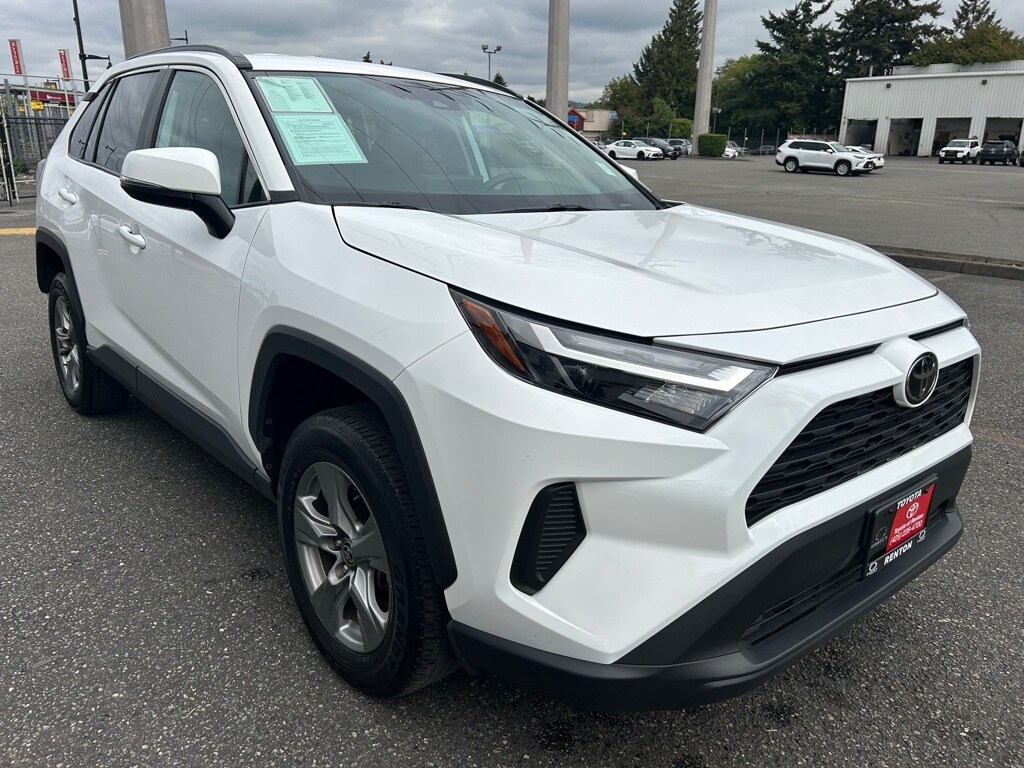 2024 Toyota RAV4 XLE photo 3